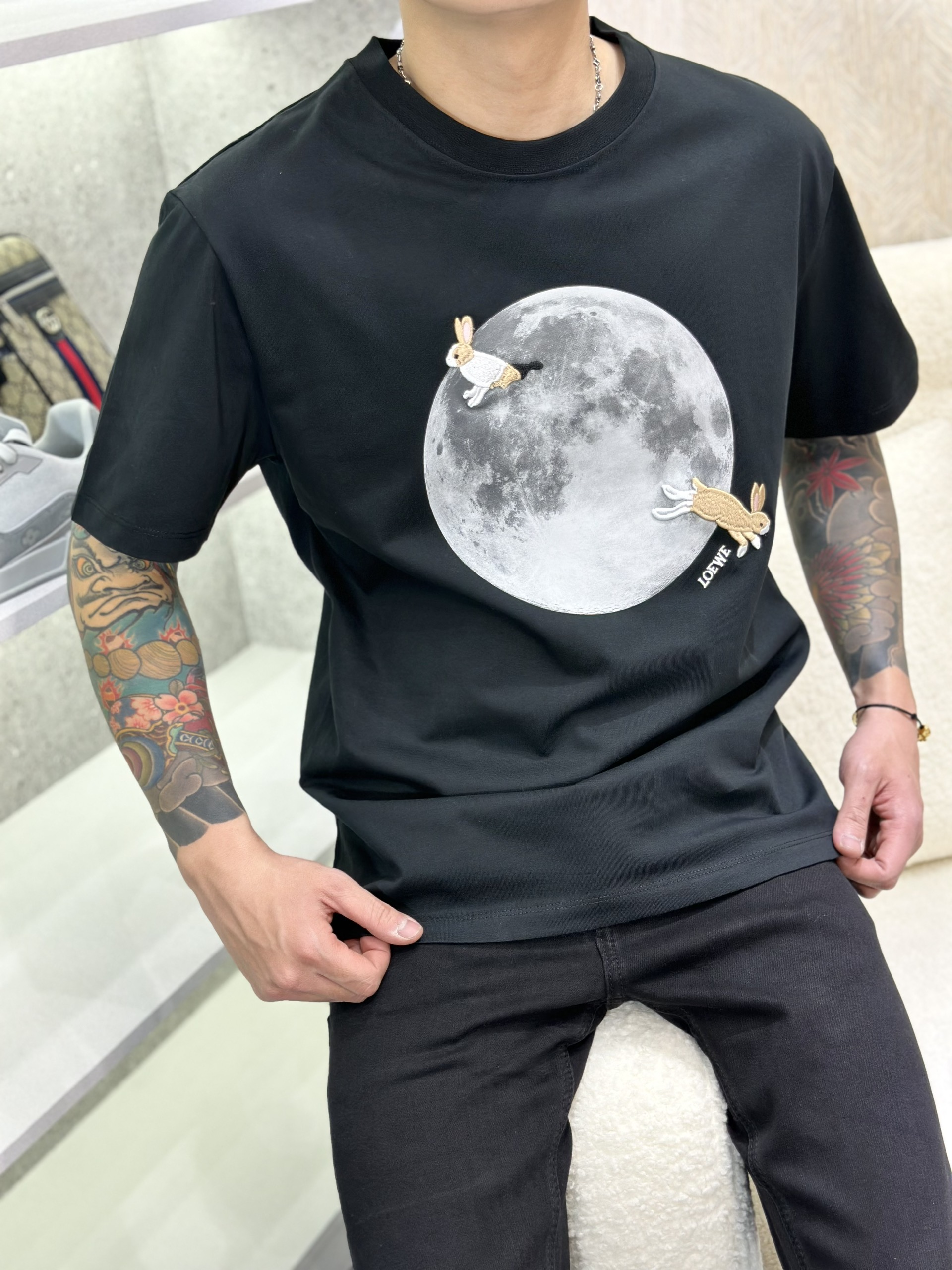 Áo phông T-shirt Loewe Đen họa tiết mặt trắng Thỏ thêu Like Auth on web VTN
